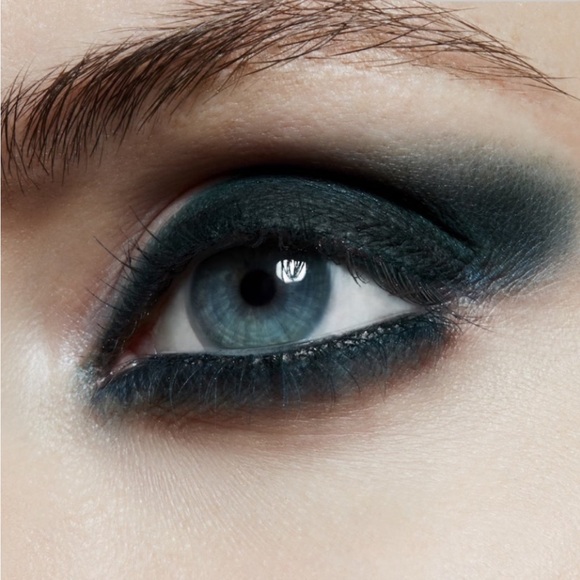 $3 in bundle of 20 “Stormwatch” REGULAR Eyeshadow MAC - Picture 1 of 4